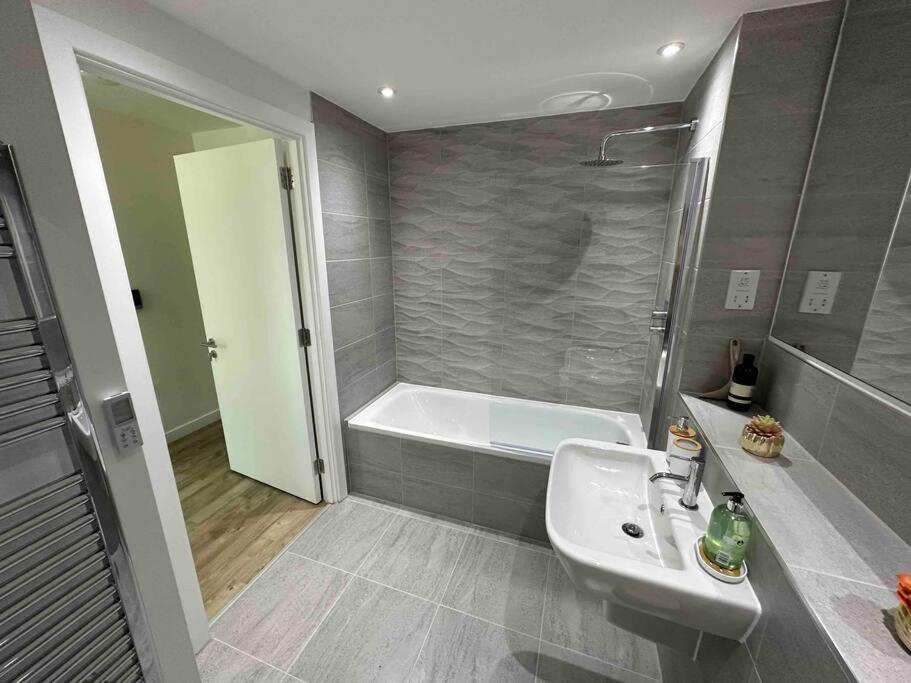 Ferienwohnung 1 Bed Flat With View Of Old Trafford Manchester Exterior foto